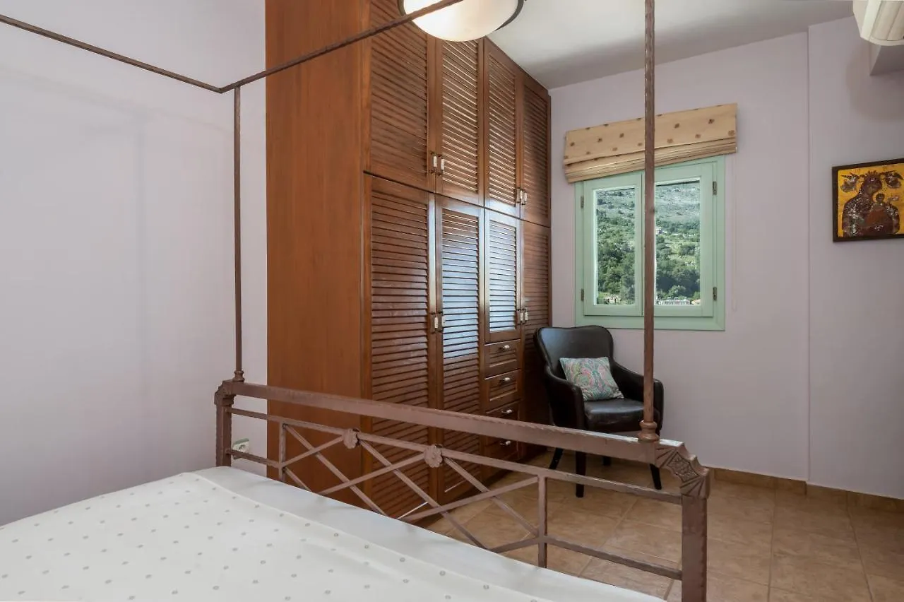 Spyros House, 3 Bedrooms-Sea View-In Agia Efimia